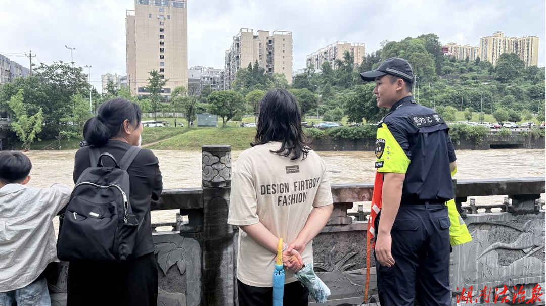 吉首暴雨骤降河道涨水 巡特警大队紧急劝离群众筑牢安全防线