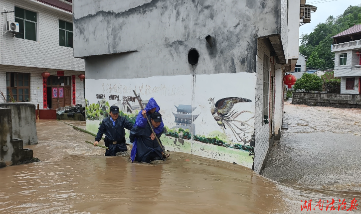 凤凰公安：杜田派出所闻“汛”而动 逆雨护航