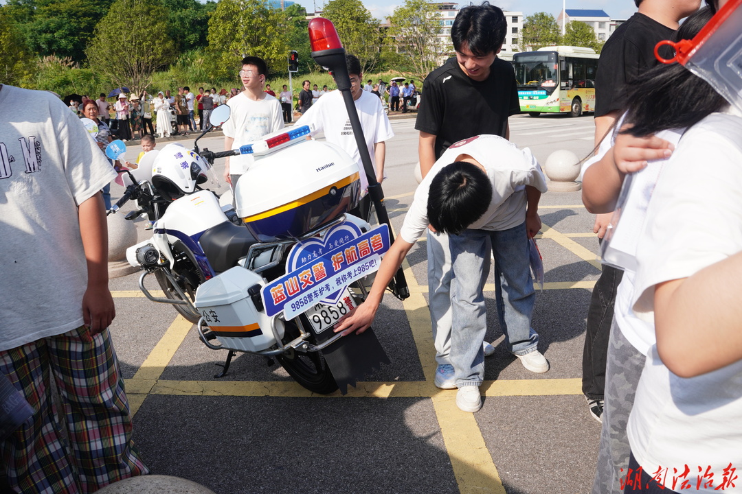 “985”警车护航高考，蓝山公安暖心送祝福
