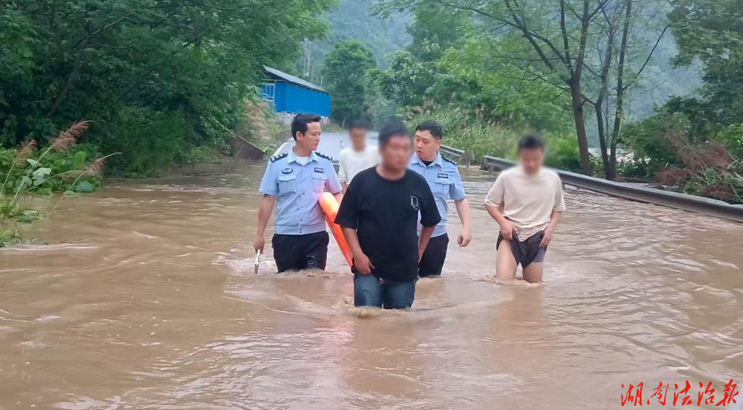 強降雨引發(fā)洪峰過境 瀘溪公安洪流中成功營救被困人員