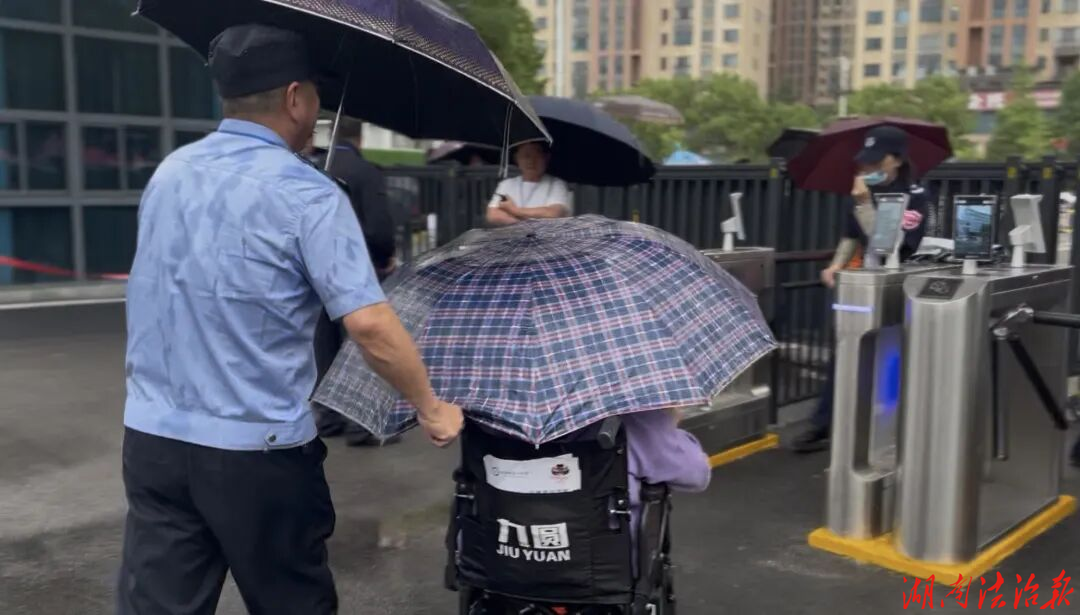 “藏蓝摆渡人”：你只管安心考试 上下楼交给我们