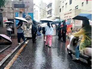 新邵巡特警大队织密安全防护网 全方位护航高考顺利进行