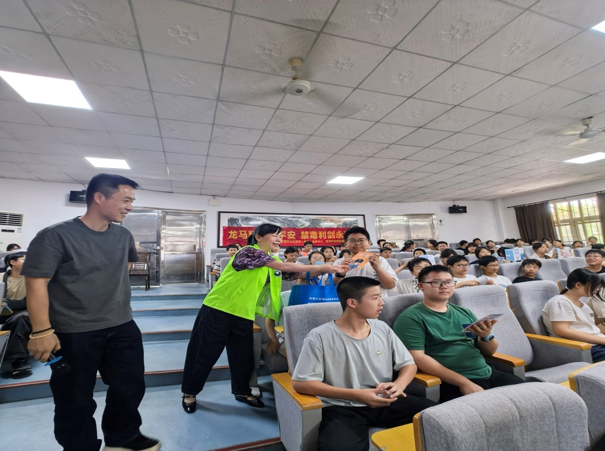 同心同行护青春——你我参与，守护未来，荷塘区开展防范药物滥用校园宣讲活动