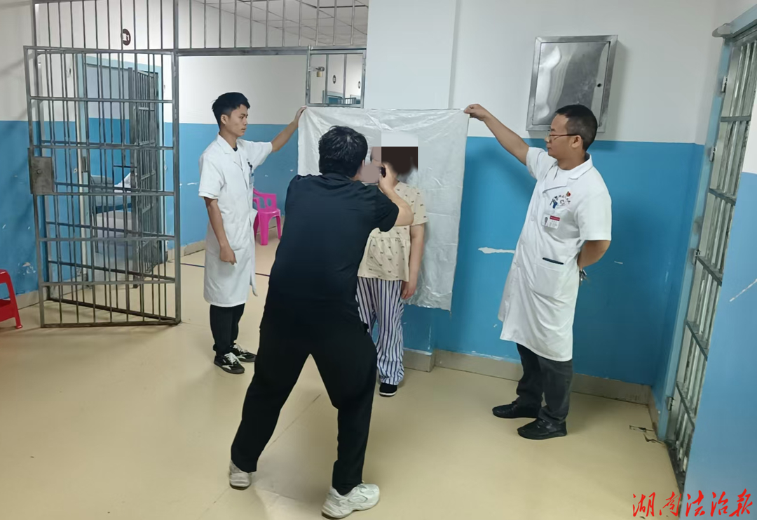 别样守护！花垣公安零距离为特殊病患 “量身” 办证