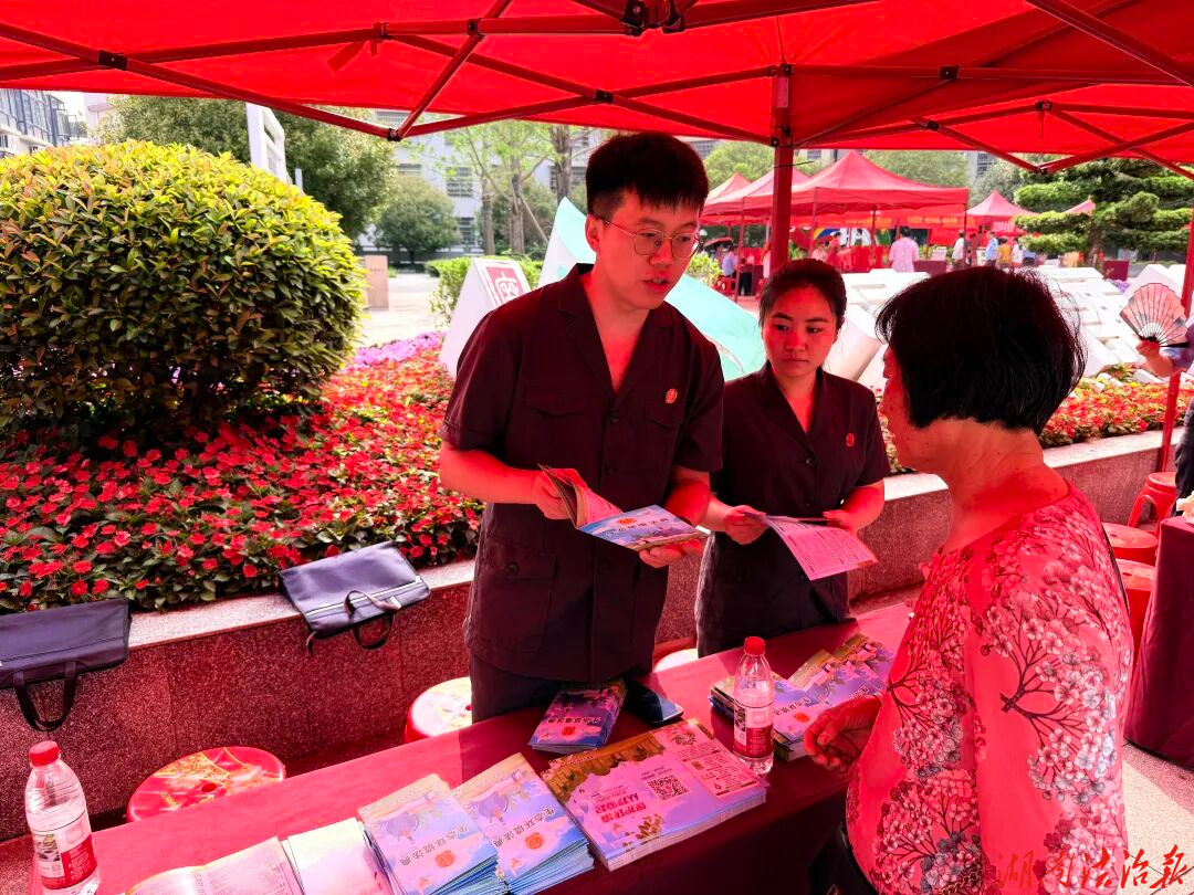 涟源法院走进市政府廉政广场开展生态环保普法宣传