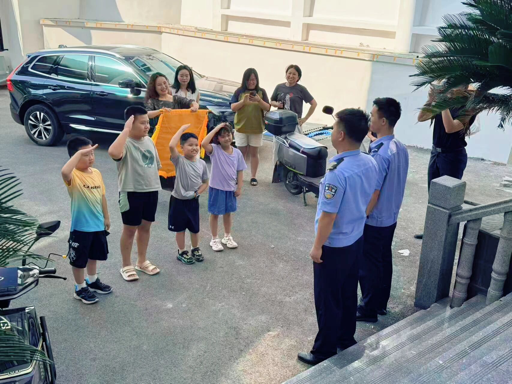锦旗+敬礼，这个派出所收获“特别好评”