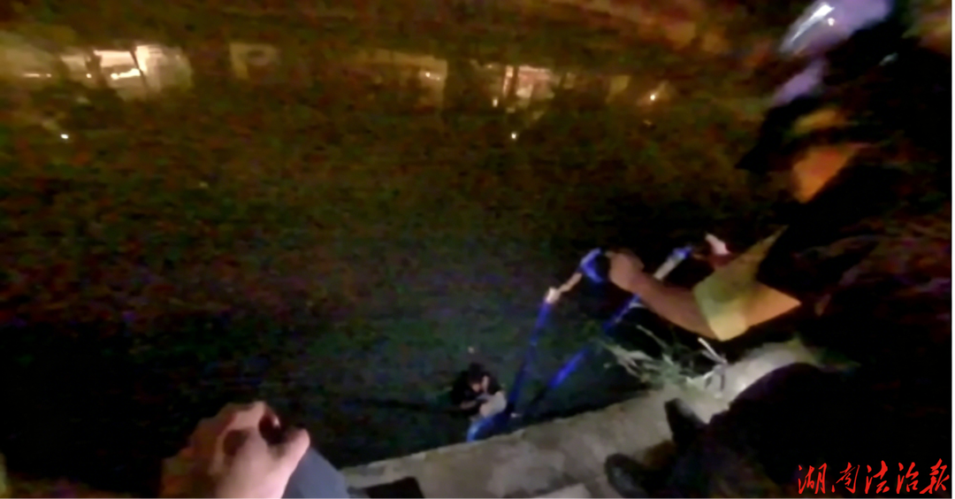 深夜紧急救援！巡特警火速施救落水受伤群众