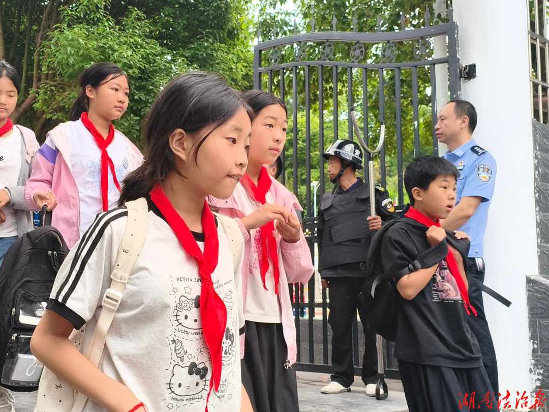 【强治理 护民安】龙山公安：灵活站好护学岗 织密校园安全防护网