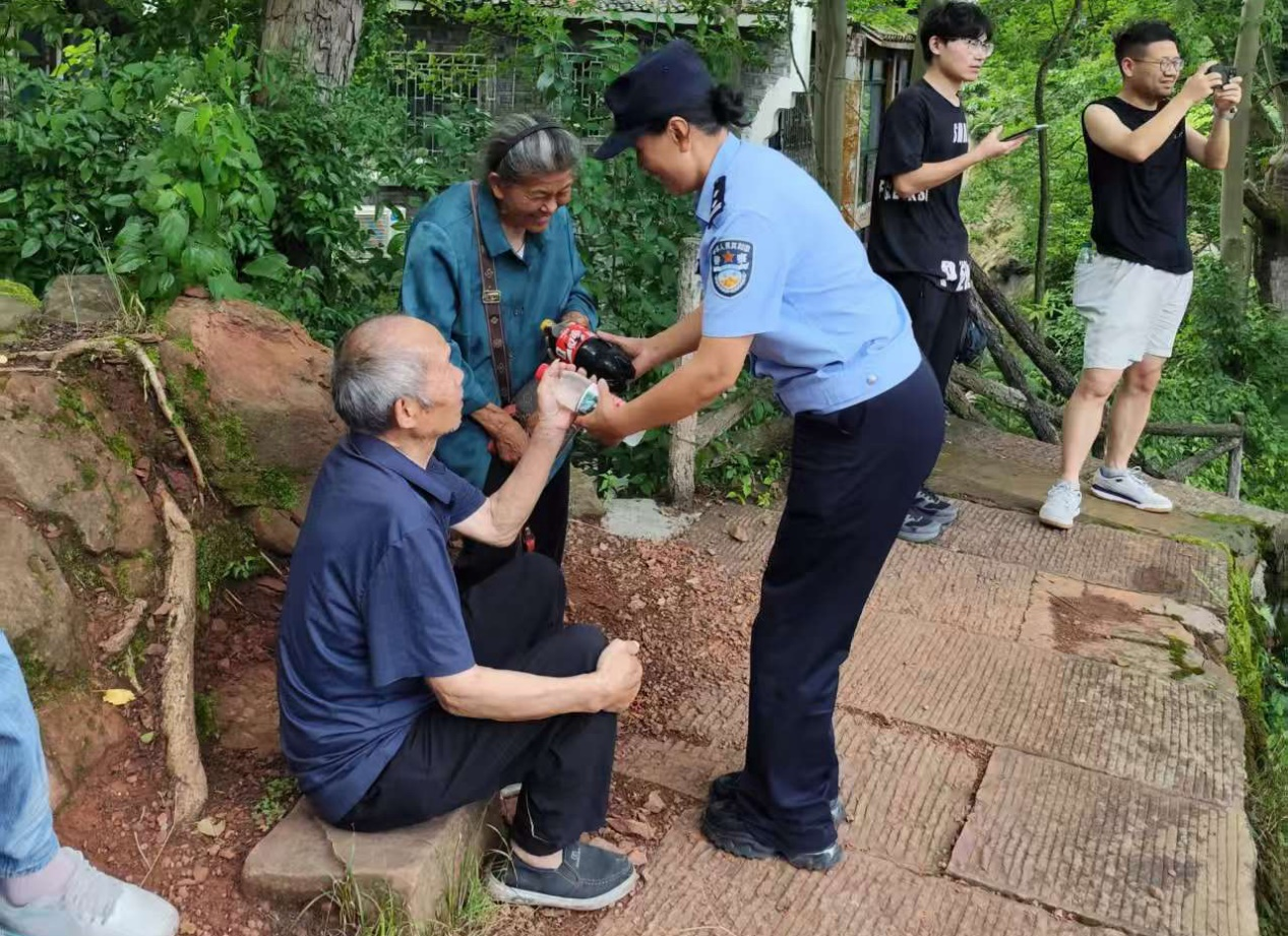 暖心警事接连上演 藏蓝守护更有温度
