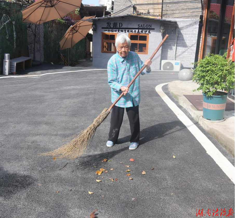 编外期颐老人默默坚守 微光聚力共建城区洁净市容 ——记永州市冷水滩区菱角山街道活龙井铁路居民委员会退休职工韦金仙