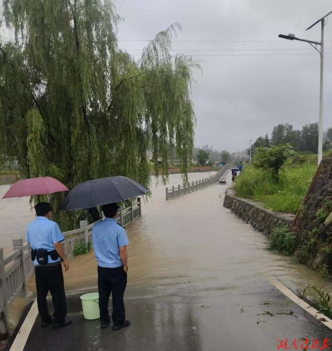 暴雨逆行守平安 民警一线护群众