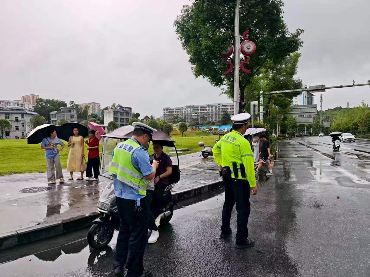 吉首交警严查各类交通违法 筑牢夏季道路交通安全防线