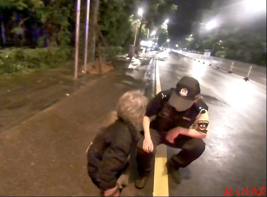 深夜救助迷路老人 吉首巡特警守护平安归途