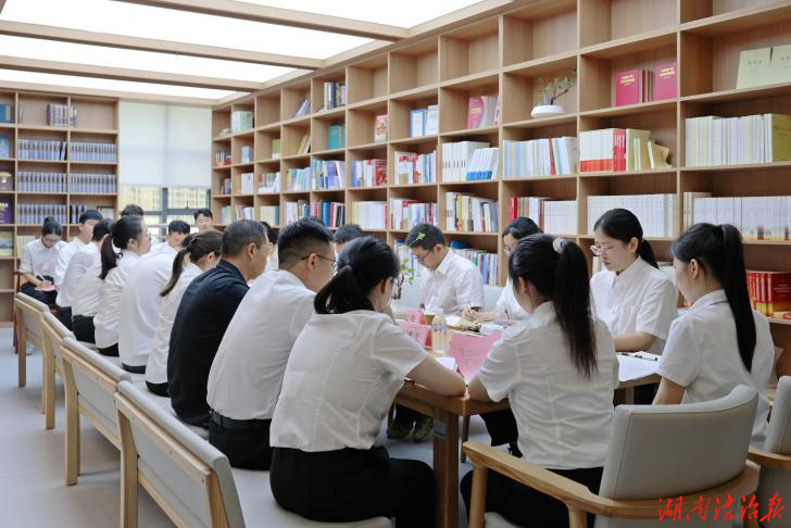 读经典、学榜样、守廉洁——凤凰法院：召开座谈会助力青年干警拔节生长