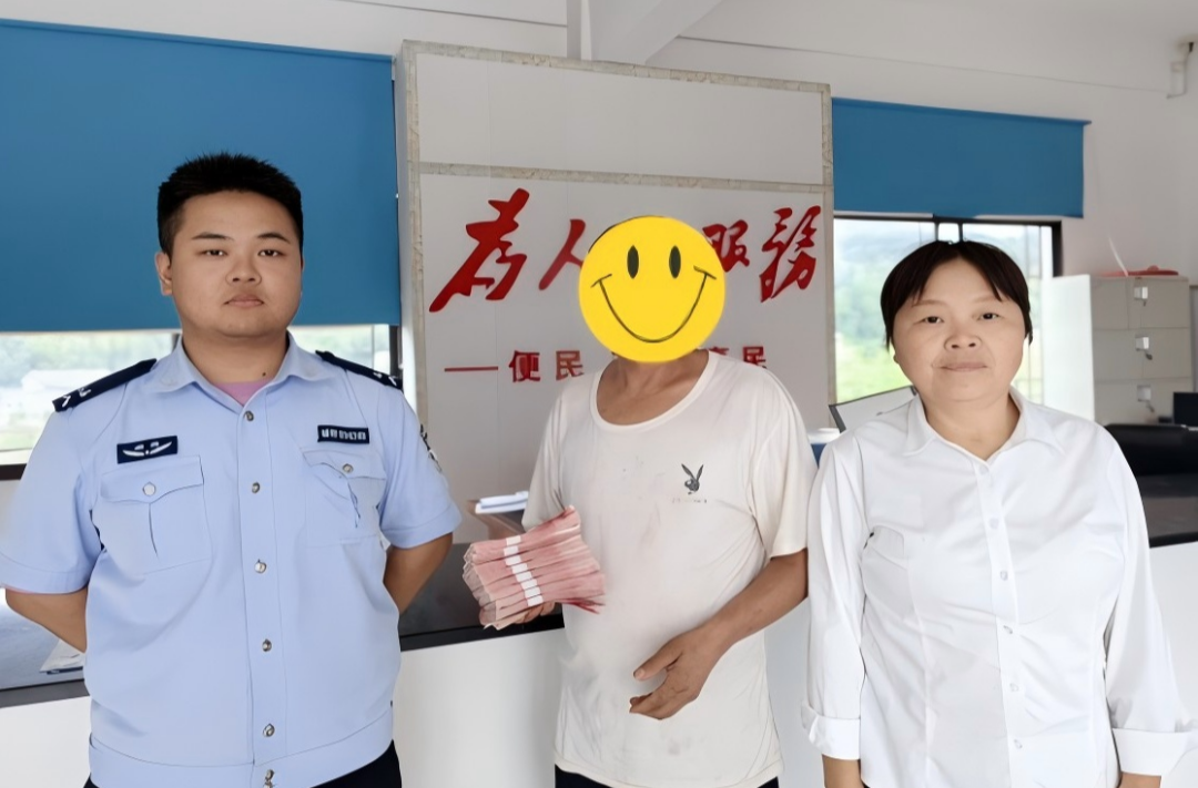 8万元务工积蓄“凭空消失”？警察街头狂翻垃圾桶......