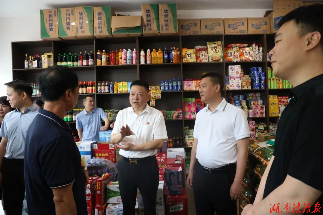 娄底市中级人民法院到涟源市玉峰社区开展主题党日活动