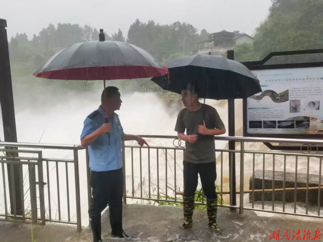 暴雨中，那一抹“警”色在守护！
