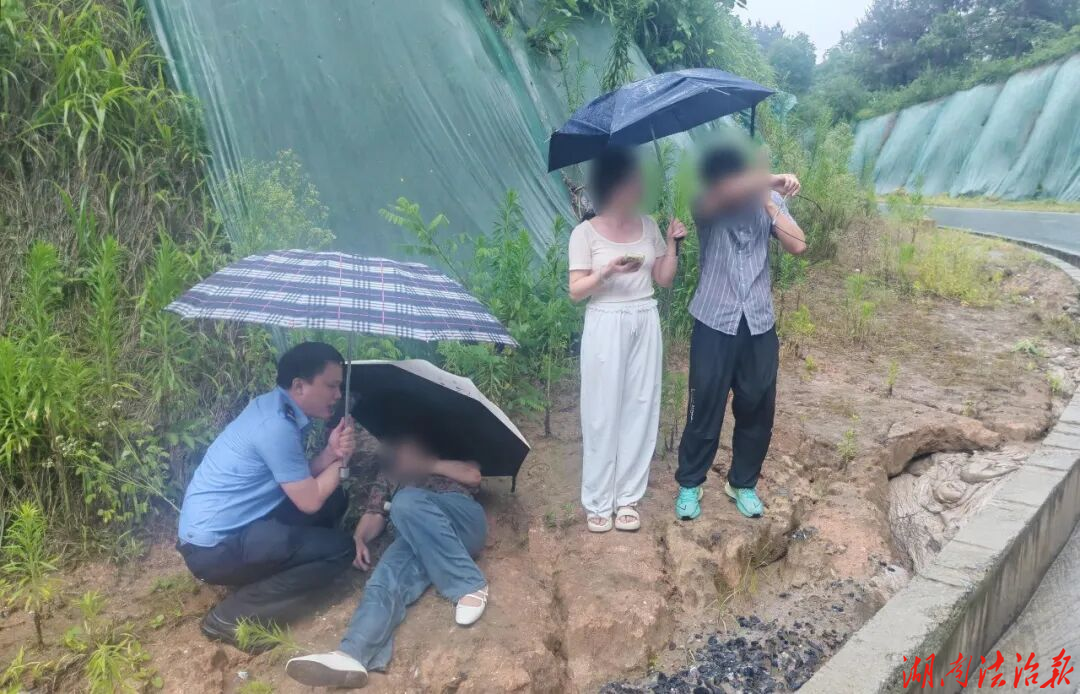 暴雨中那一抹藏蓝：为伤者撑起“生命守护伞”