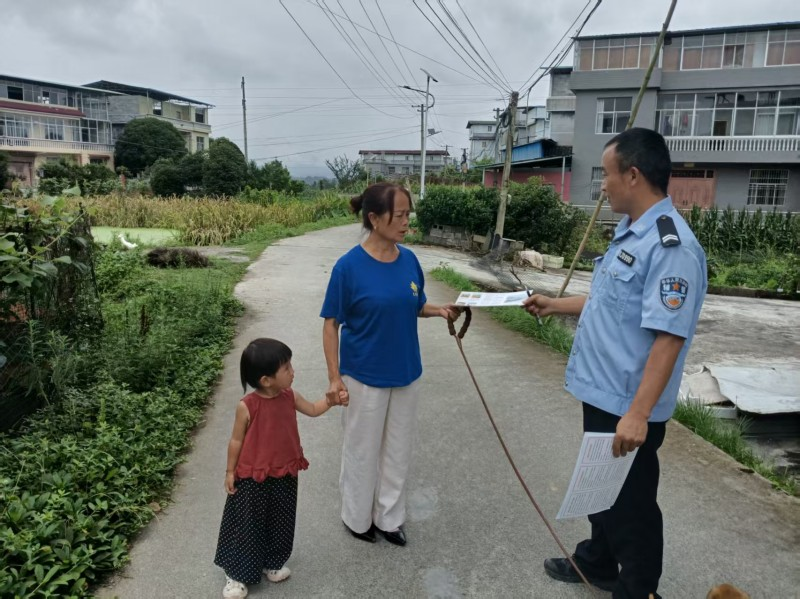 【强治理 护民安】利剑护蕾!龙山县公安局石羔派出所入户开展防性侵宣传