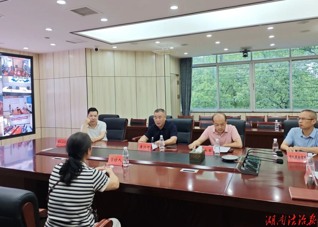 永州市检察院党组书记、检察长提名人选唐江河到市信访接待中心现场接访