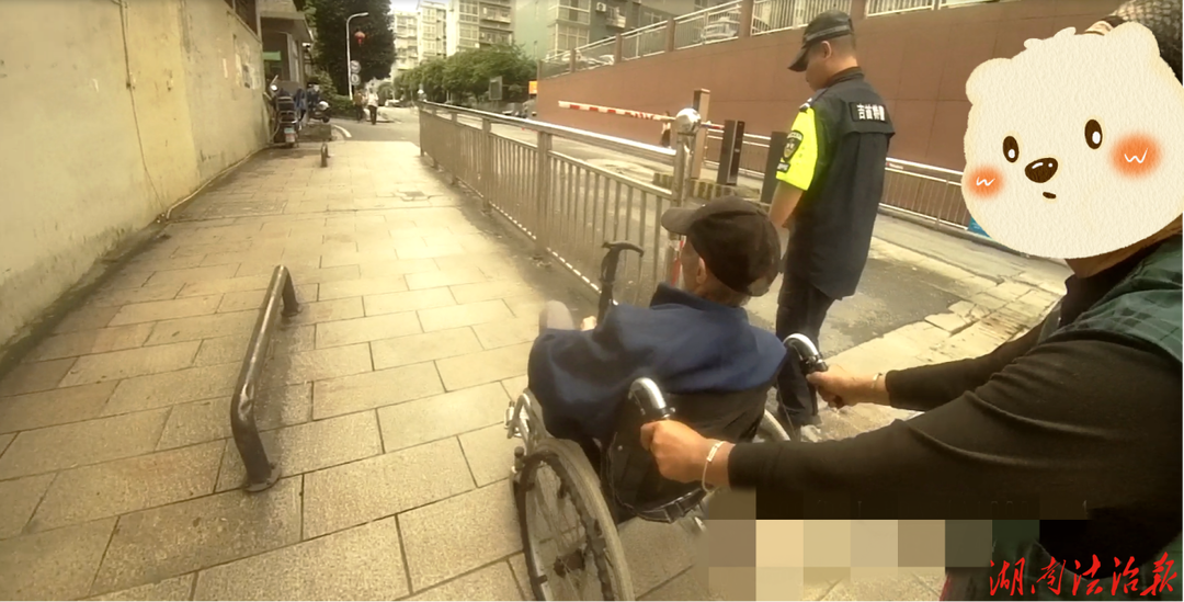 吉首公安巡特警暖心救助八旬老人