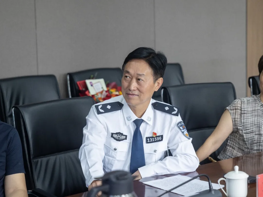 这个警察“不太冷”：写歌拿奖、不当局长当片警，今天他退休了！