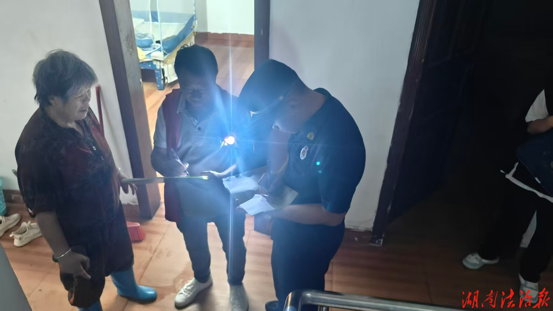 隐患清零不松懈！双牌消防联合社区持续开展电动自行车夜间突击检查