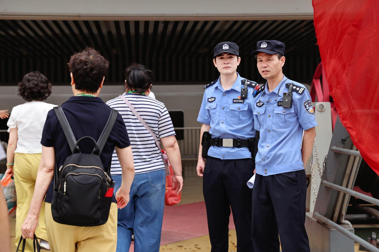 【交流互鉴促提升 履职练兵强本领】长航公安岳阳分局城陵矶派出所联合武汉分局乘警支队开展旅游船舶安全检查