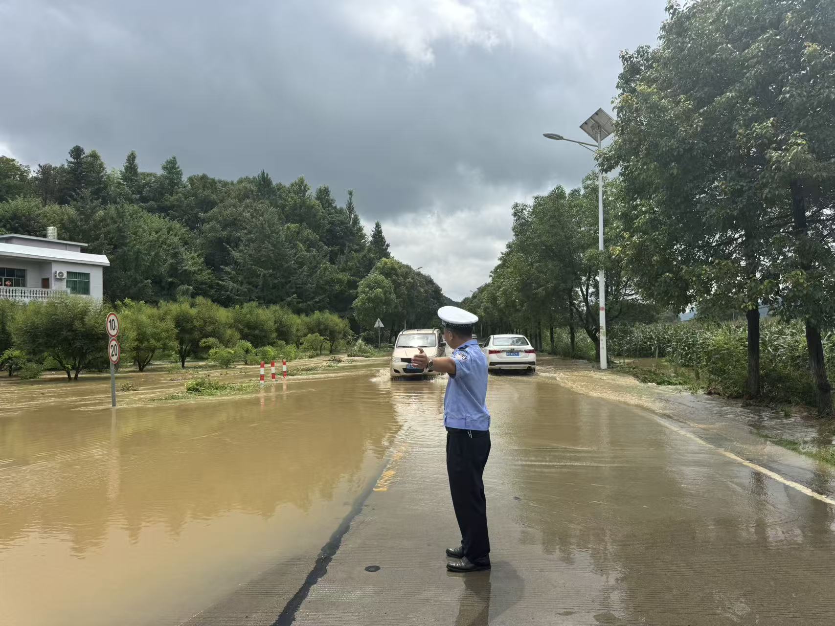 东安交警闻“汛”而动 筑牢雨天道路交通安全防线