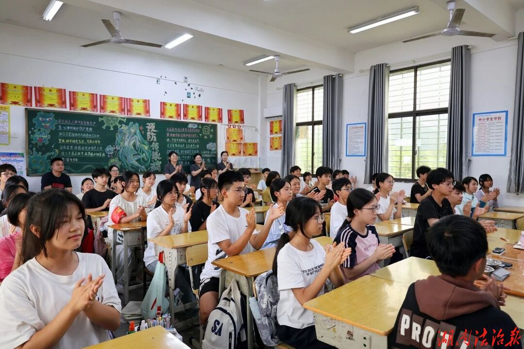 盲盒拆毒识伪装 刑民联动护青春——慈利法院沉浸式禁毒普法进校园
