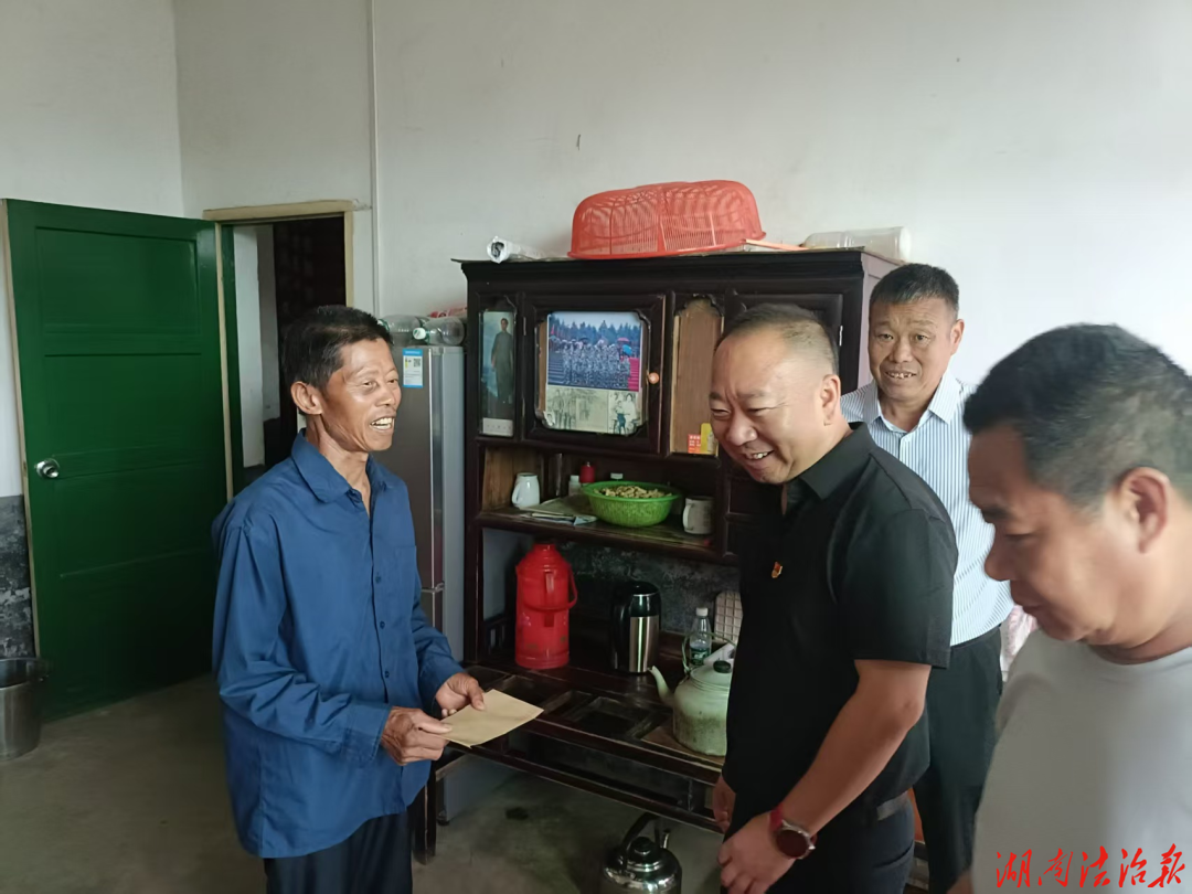 涟源市司法局党组书记李杰一行赴乡村振兴驻点村开展“七一”走访慰问活动