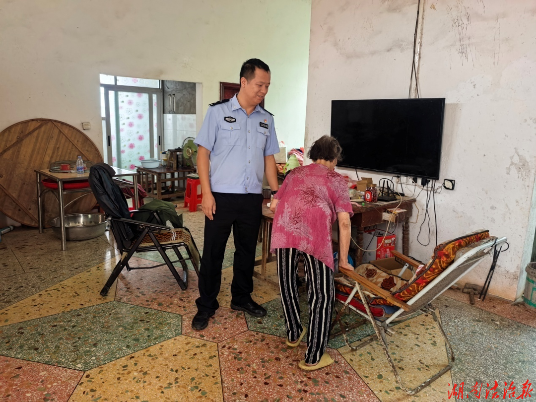 警徽闪耀，照亮迷途老人回家路
