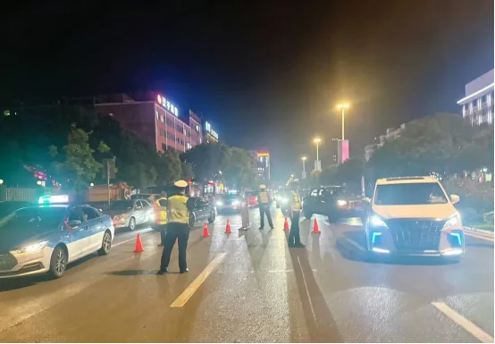 沅江交警假日不停歇，在岗护平安​！