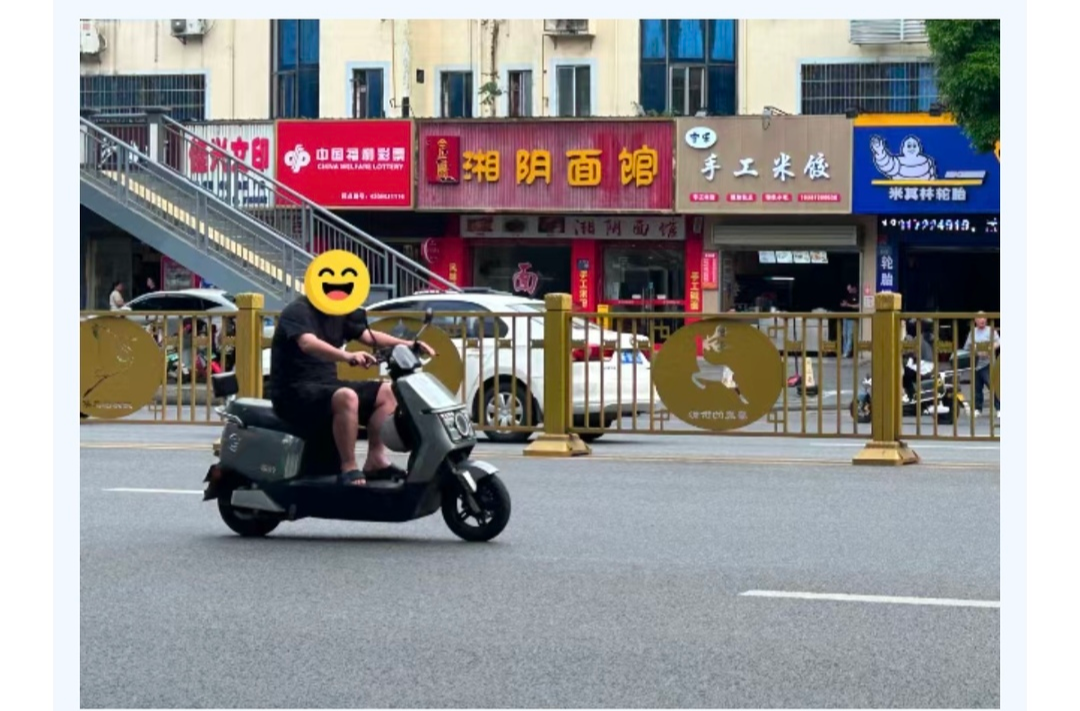 不戴头盔、逆行！摩电交通违法大曝光