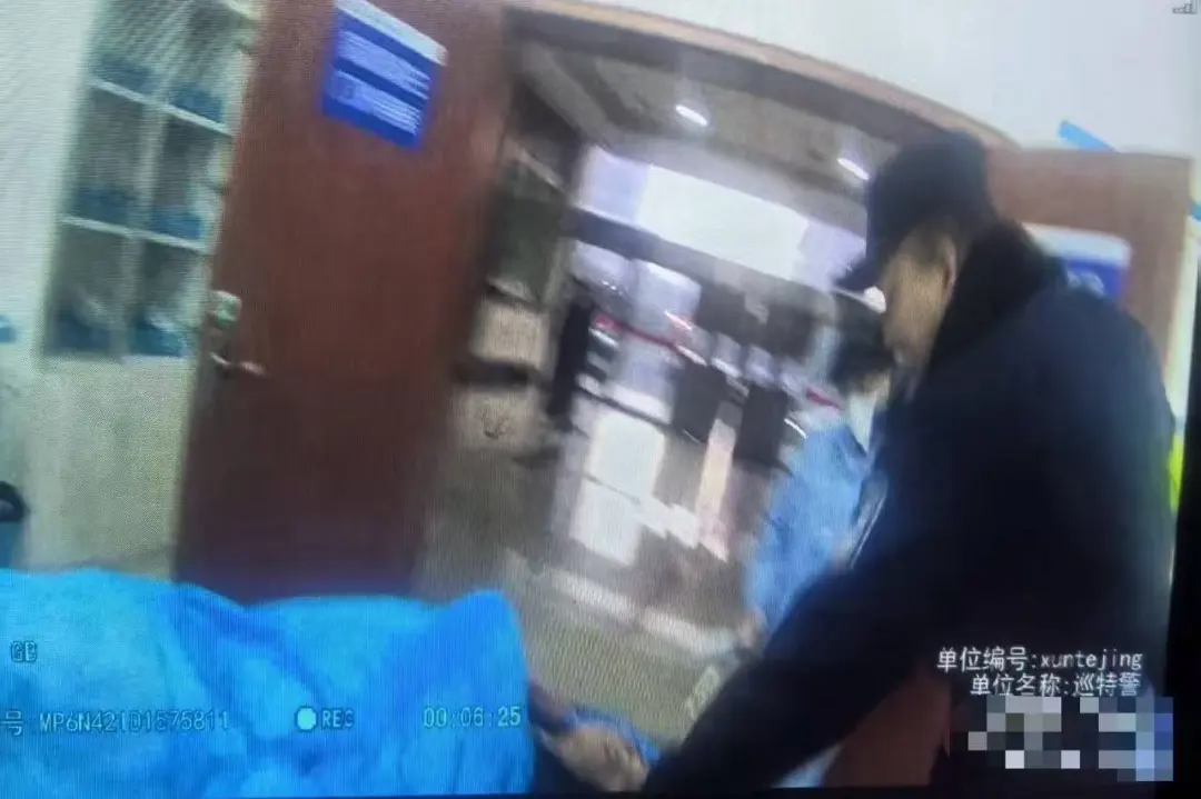 清晨街头的温暖守护：醉酒男子倒地，民警及时伸援手...