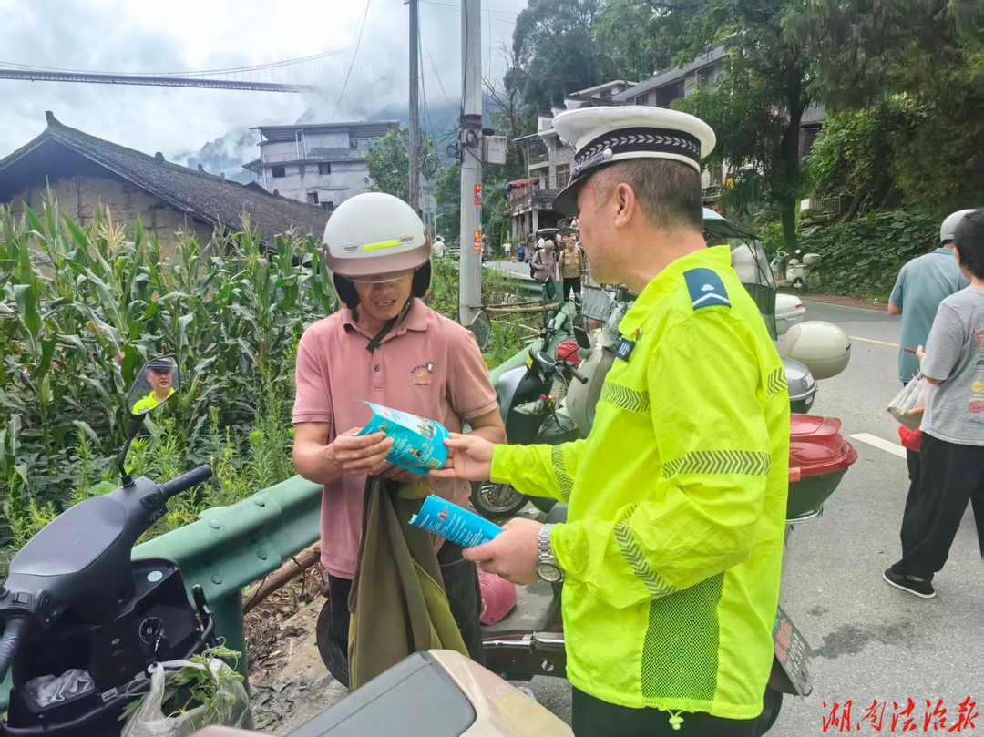矮寨派出所深入集市开展电动车道路交通安全宣传