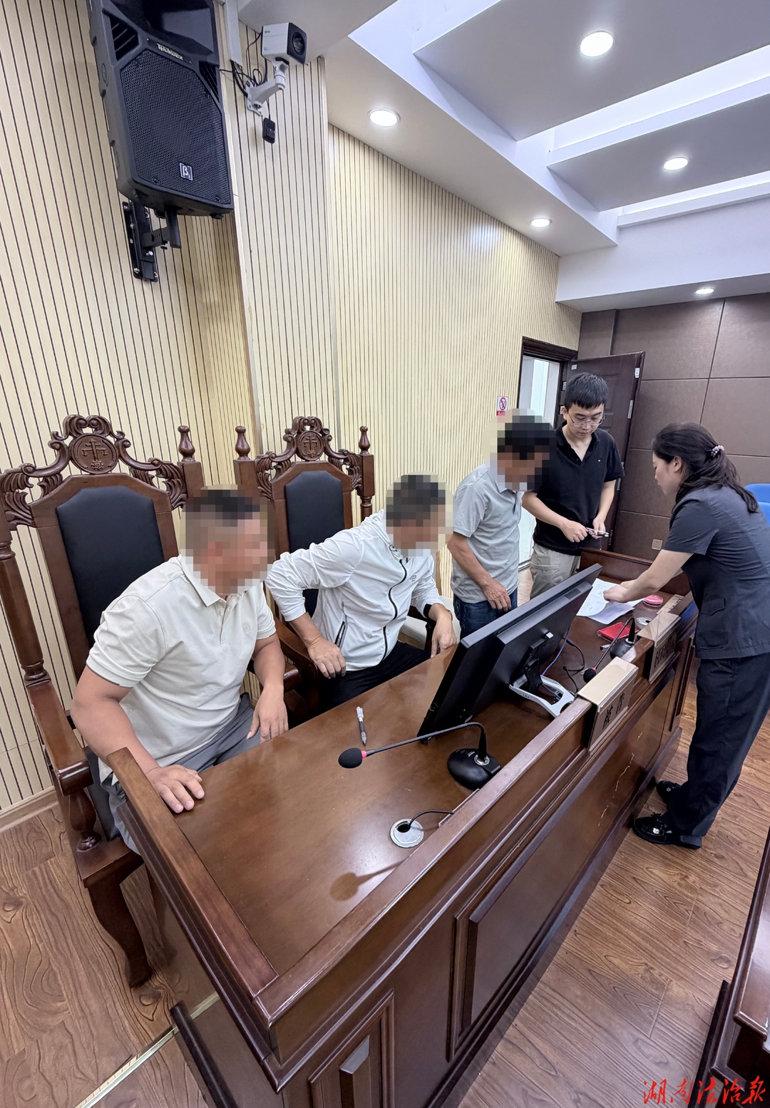 泸溪法院巧解烦“薪”事 为15名农民工追回欠薪14万元