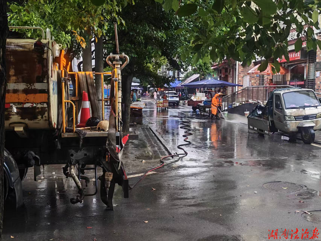 闻“汛”而动战风雨 全力清淤保洁净 ——冷水滩区环卫和园林中心迅速开展雨后清淤攻坚战