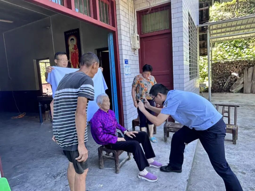 上门办证暖民心！慈利公安户籍服务进家门