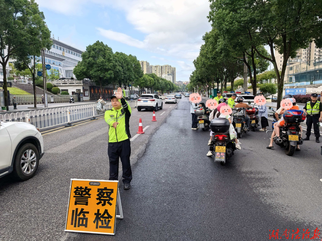 永顺交警“白+黑”全天候守护道路出行安全