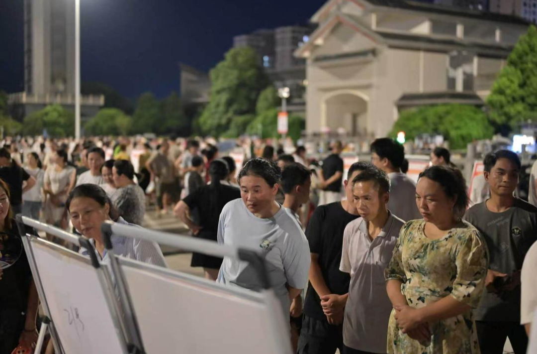 双峰县开展“零工服务进社区”  夜间便民就业活动