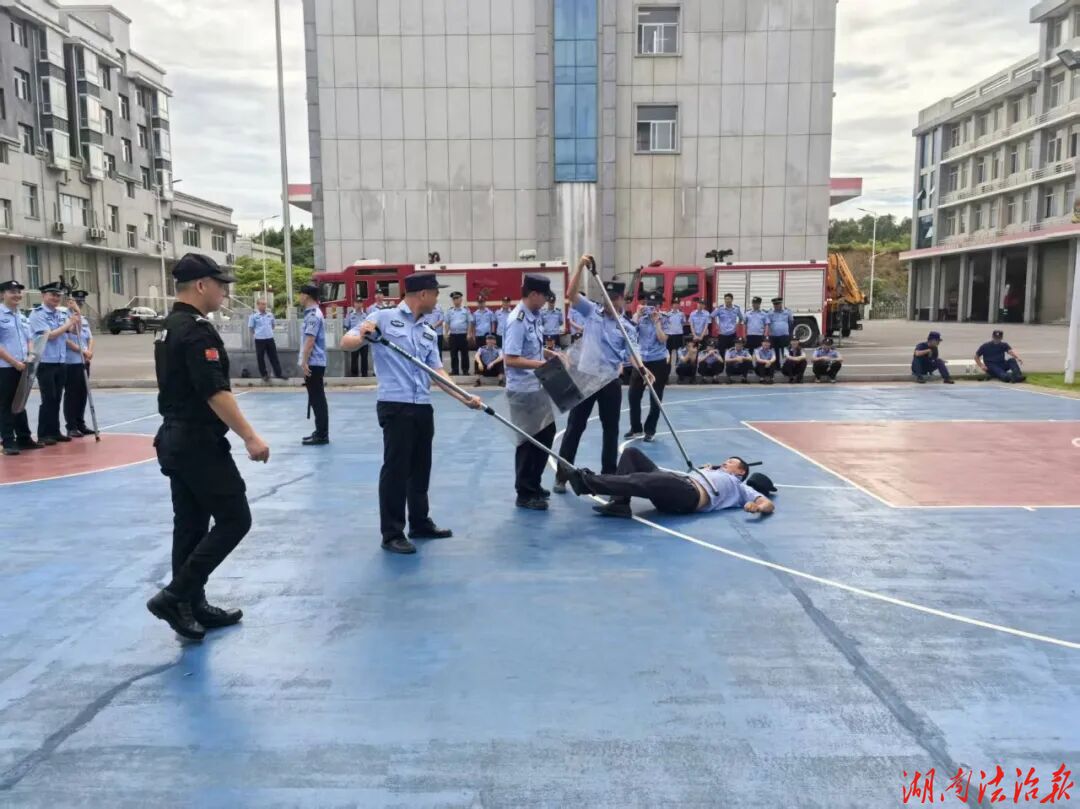永州经开区警务站组织开展警消一体化实战训练