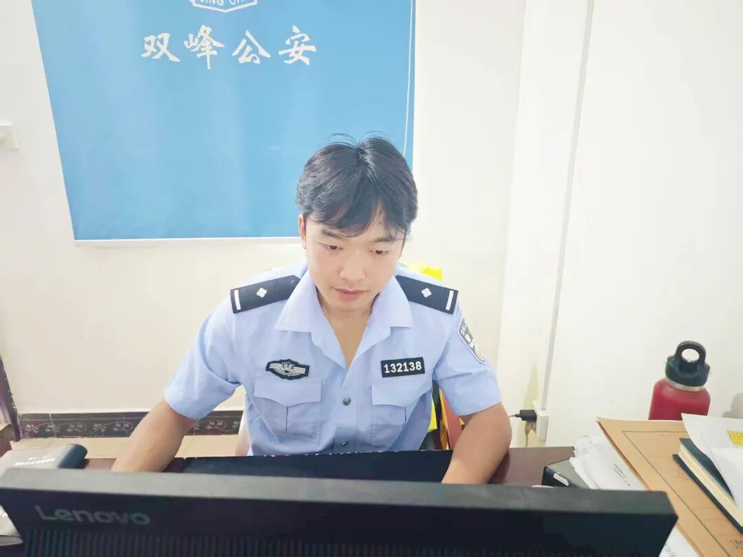 谭颖威：“00”后青年民警当“燃”不让