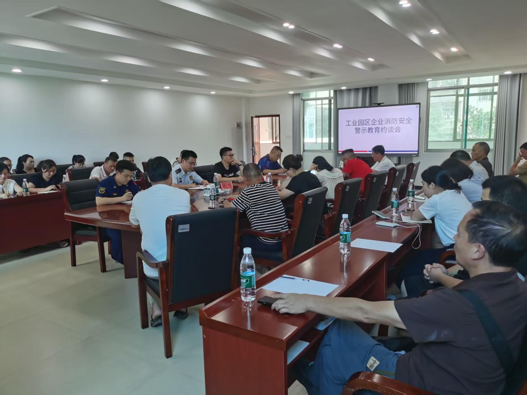 新宁县组织劳动密集型企业开展消防安全警示教育约谈会