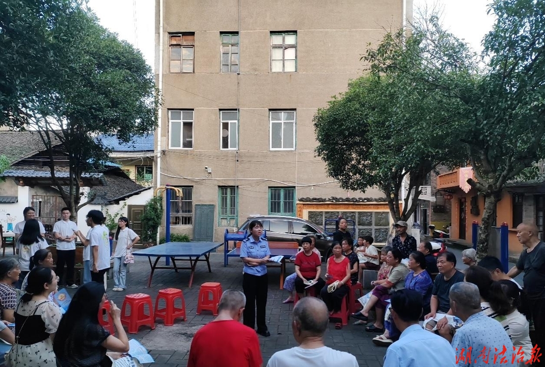 夜间普法进院落 法治护航暖民心  晃州司法所开展精准靶向普法宣传活动