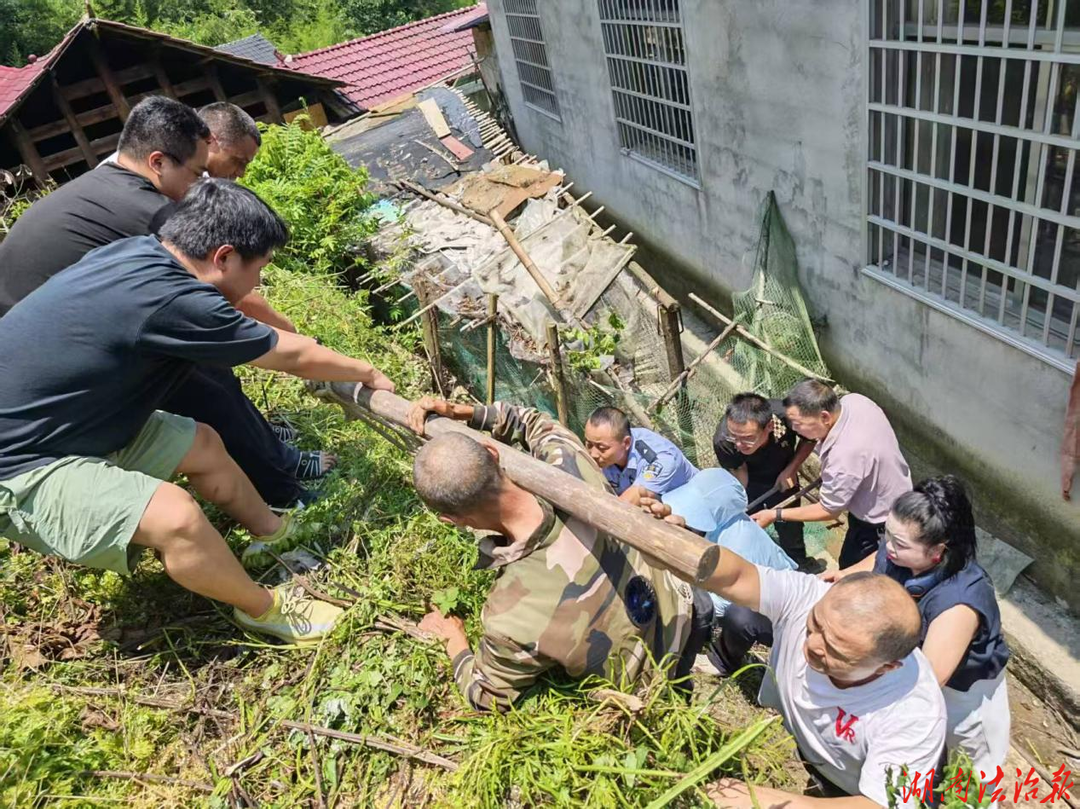 快速处置塌方险情 及时消除住房安全隐患