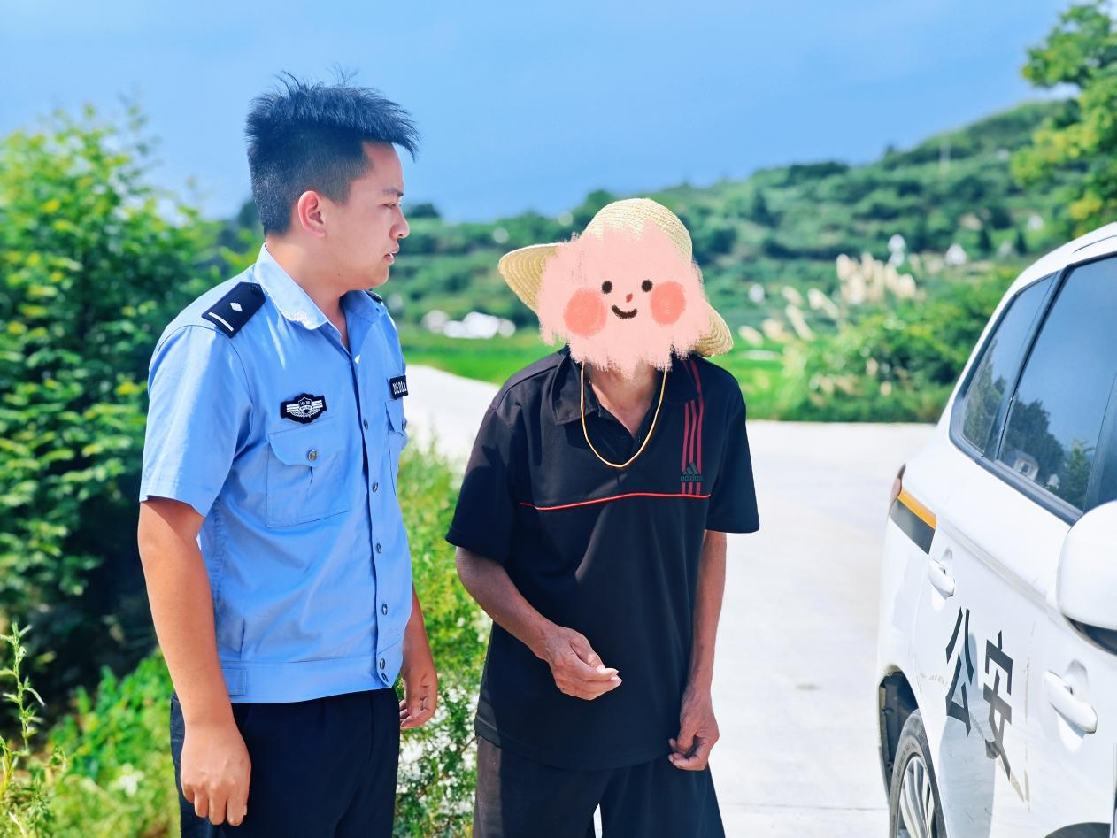 高温巡逻遇求助 民警护送老人回家