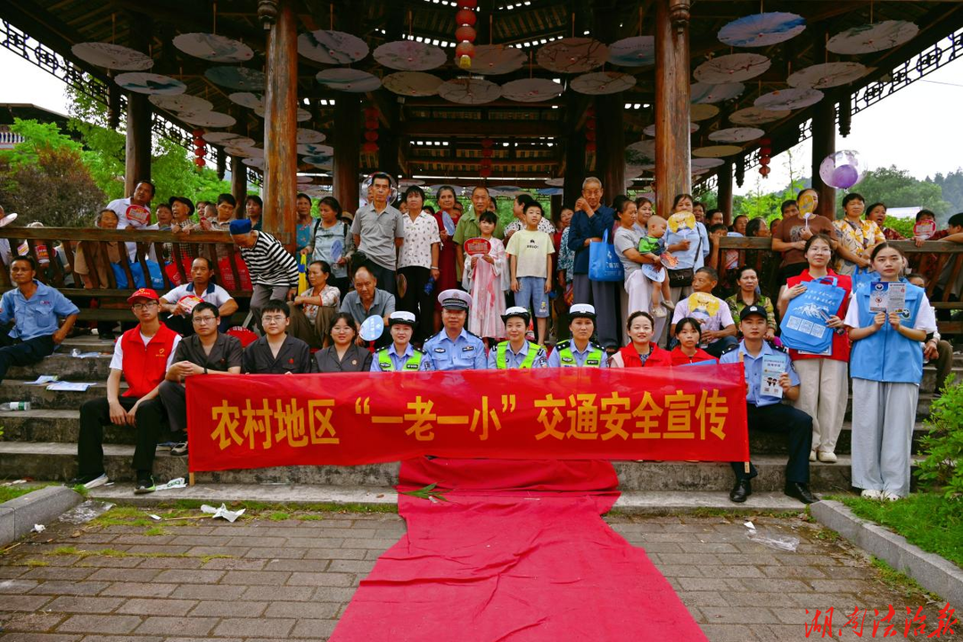 稻香迎盛会，平安润侗乡——新晃公安多维发力筑牢非遗节庆“防护网”
