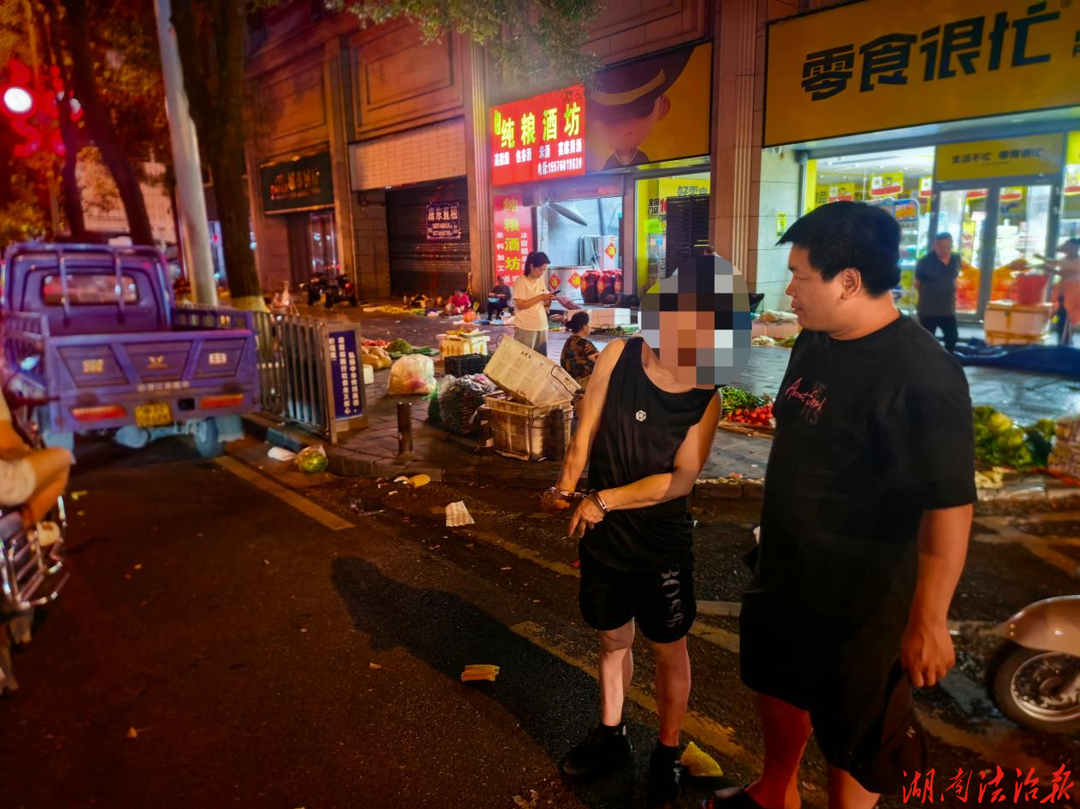趁忙偷摊贩挎包，民警追赃抓人!