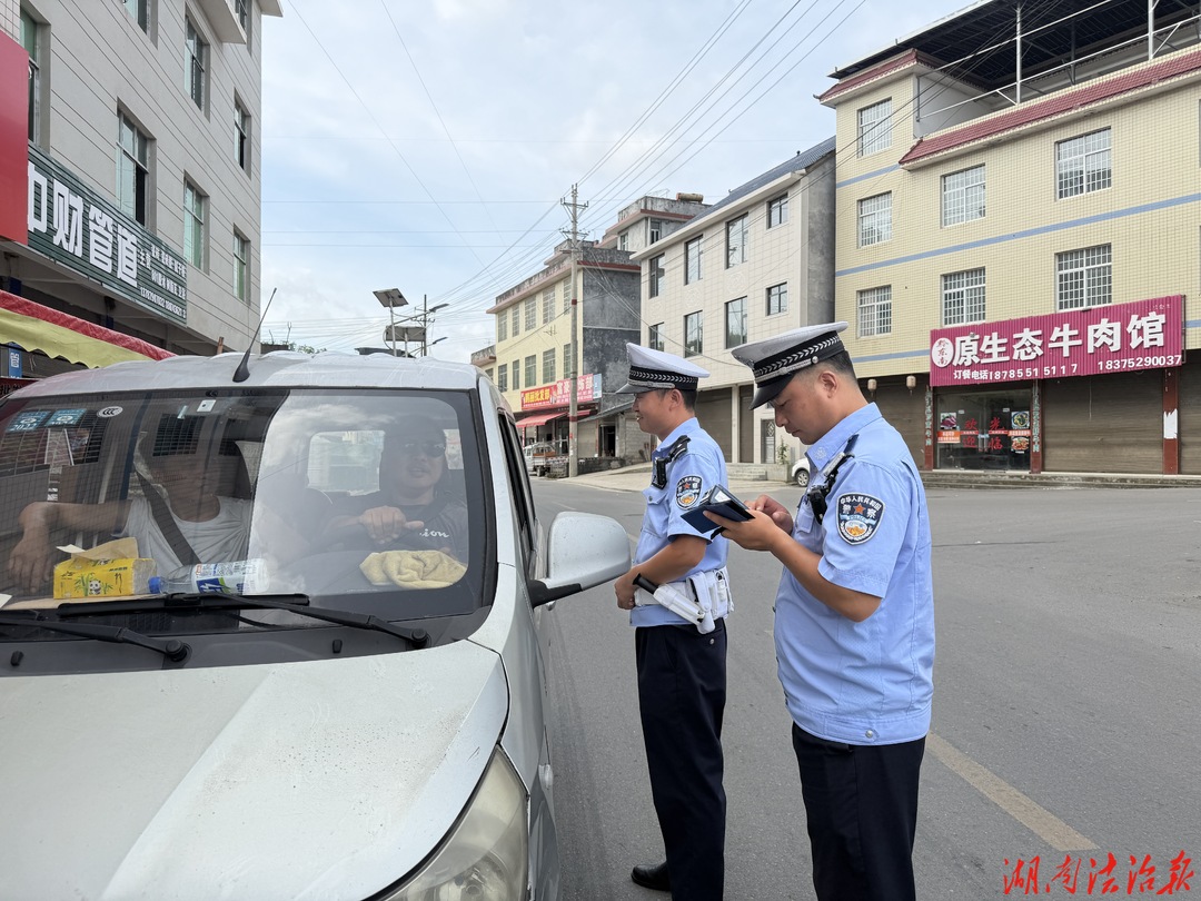 整治宣教双发力！花垣公安交警护航乡村集镇交通安全